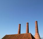 schoorstenen boven op een oude fabriek